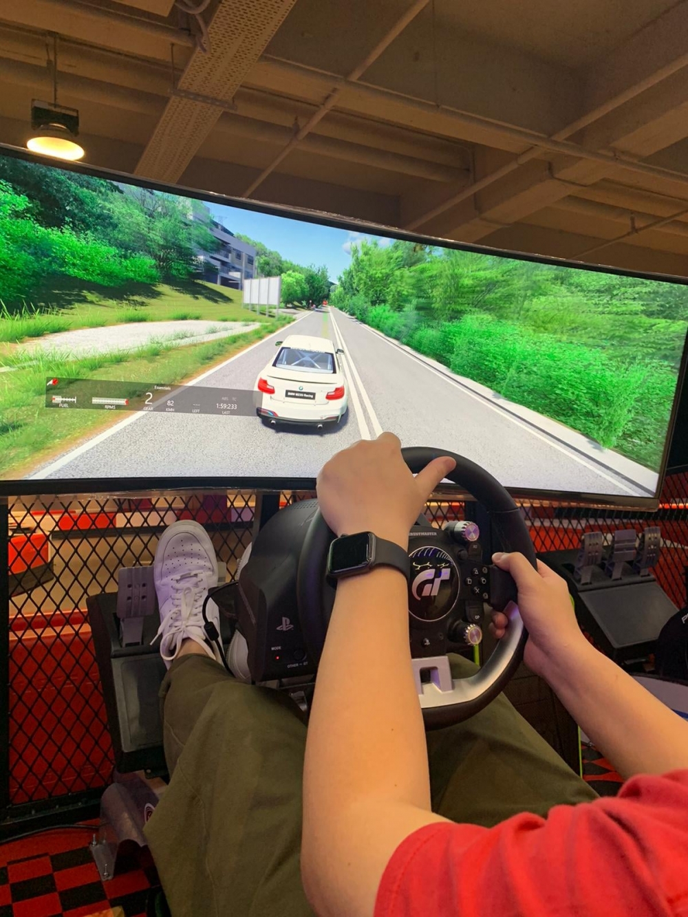 場內設有模擬賽車嘅電競體驗遊戲！