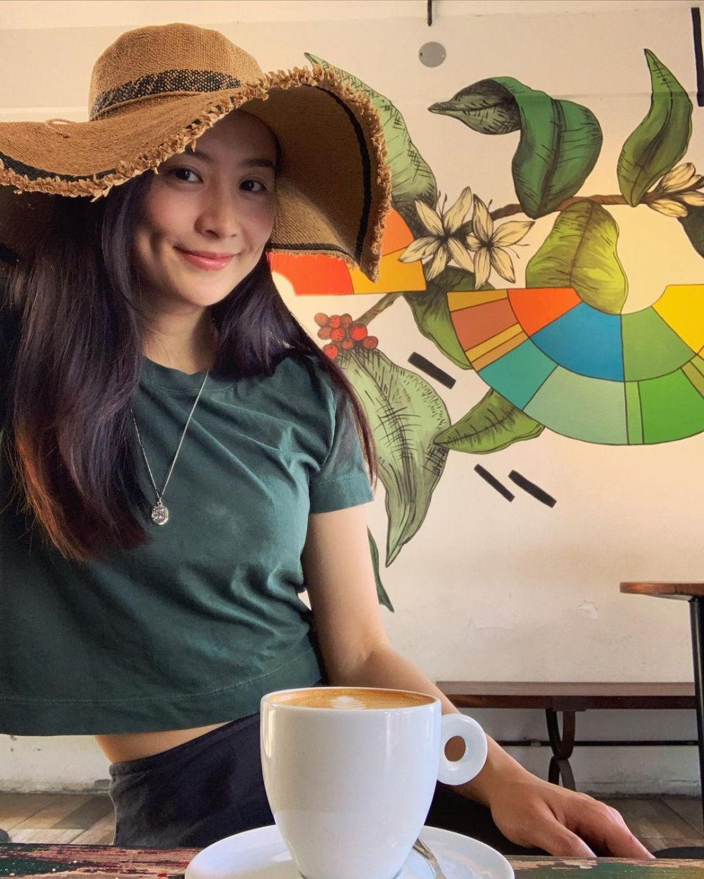 陳法拉最近正在法國拍攝HBO美劇，並為角色轉變髮型！