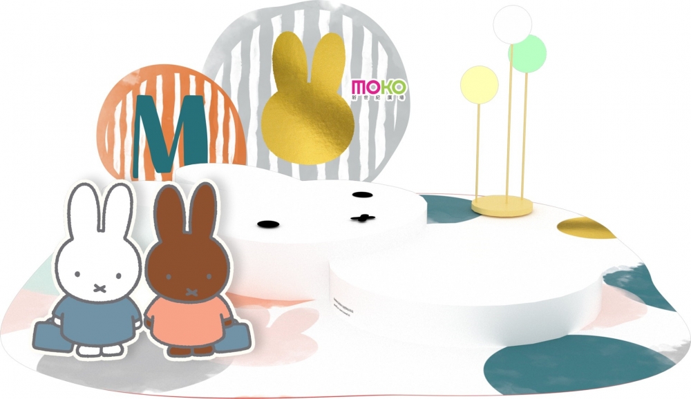 巨形miffy坐椅旁有miffy 與Melanie手牽手打卡拍照~