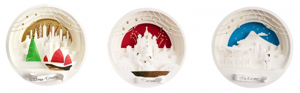 俄羅斯紙雕藝術家Marina Adamova首次以城市為創作主題,將各地熱門旅遊景點收編到自己創作的30個紙雕聖誕球中,例如莫斯科、巴黎、悉尼、日本富士山及北京等,當然少不了香港的迷人夜景。