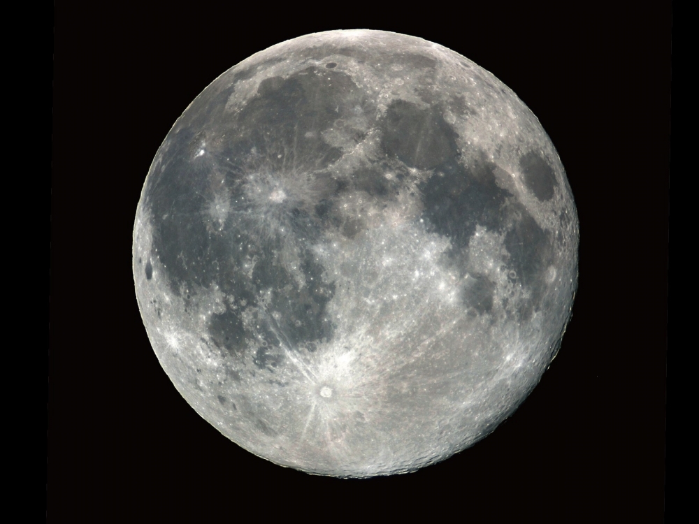 當太陽、地球、月球三者排列成一線,月球進入地球影子嘅時候,月食就會發生。