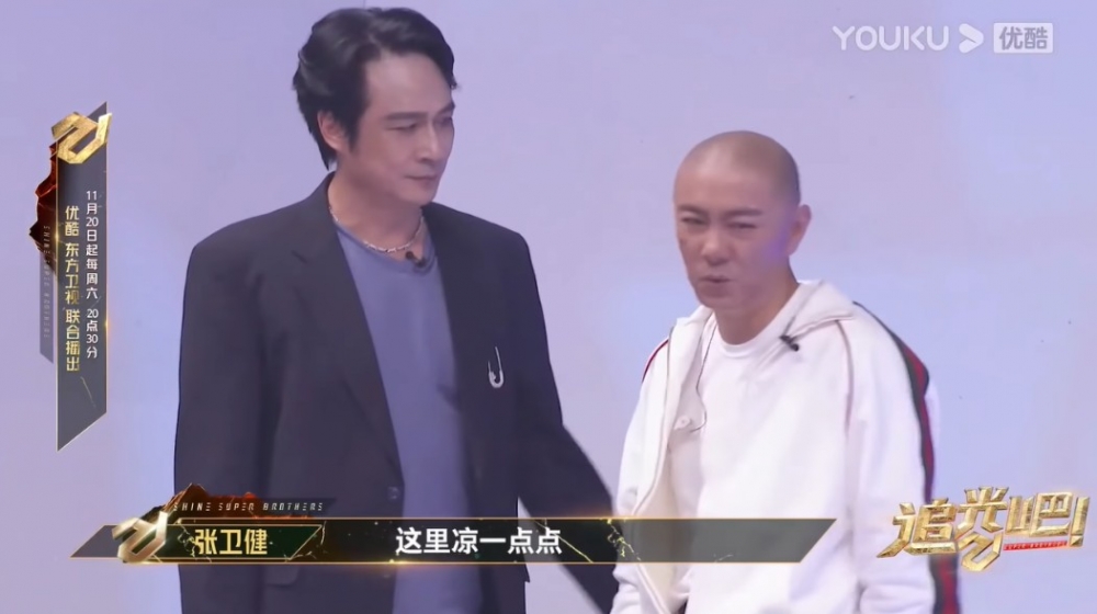 張衛健在等候區感到悶熱,並用廣東話表示吳鎮宇身處嘅位置較涼