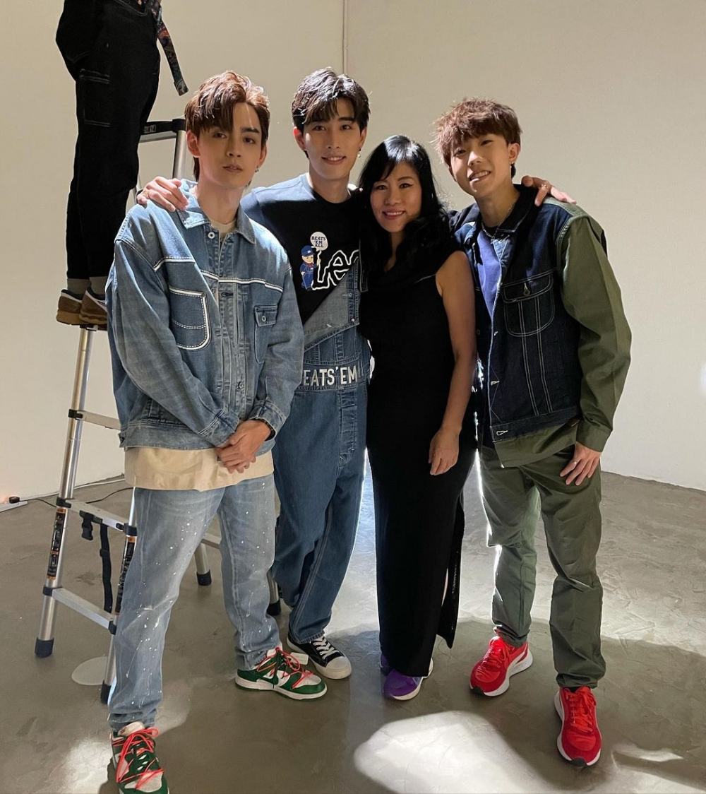 葉振弘所屬的跳唱組合P1X3L之前與七仙羽（七師傅）結緣，獲賜法號「OMG」之餘，更合作出歌《Oh My 7 God（feat. 七仙羽）-JNYBeatz Remix》，四人更一起跳舞拍MV。