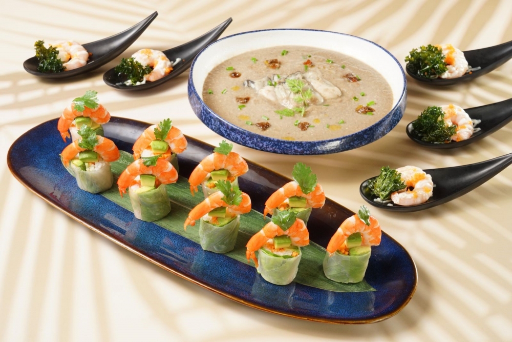 「鮮蠔‧虎蝦」自助晚餐-牛油果虎蝦米紙卷、牛肝菌鮮蠔忌廉湯、香脆羽衣甘藍虎蝦沙律。