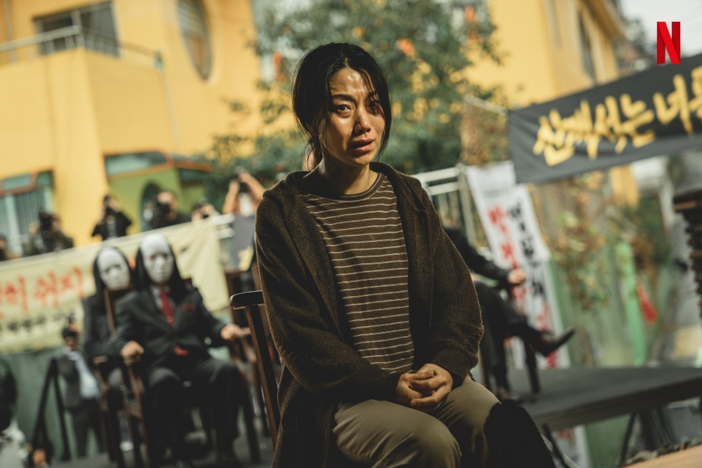 劇中第一個接受死亡直播演示的單親媽媽朴靜子。