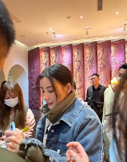 眾多粉絲路人包圍柏芝