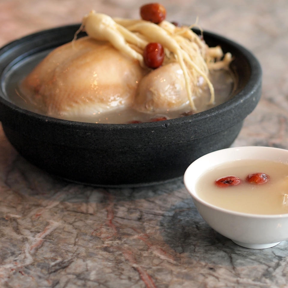 「韓宅‧渡假」主題自助餐-人參雞湯。