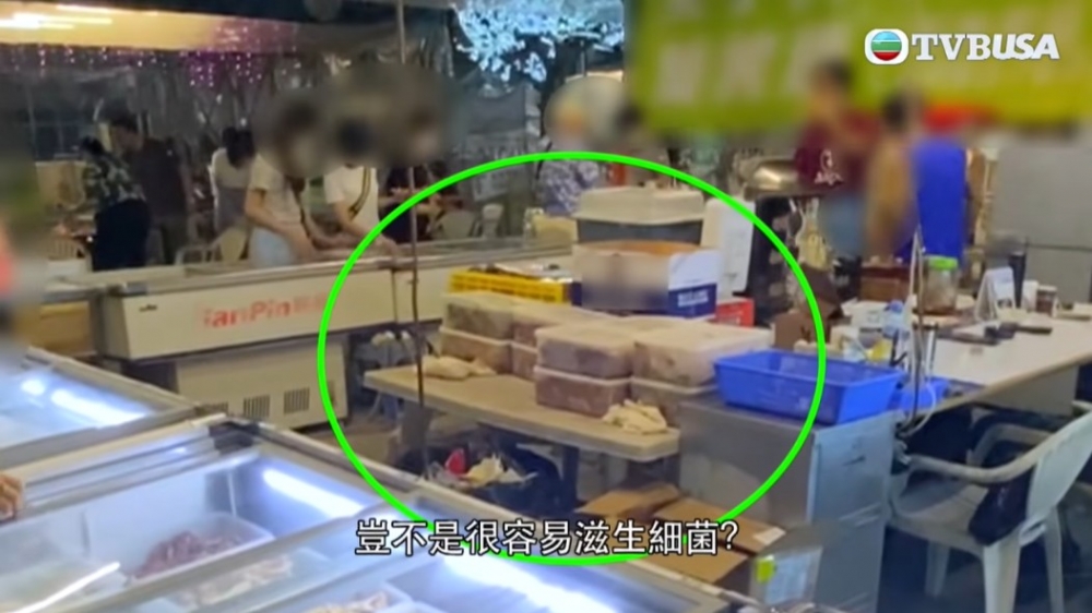 《東張西望》發現有肉類隨處擺在桌上,亦無被冷藏