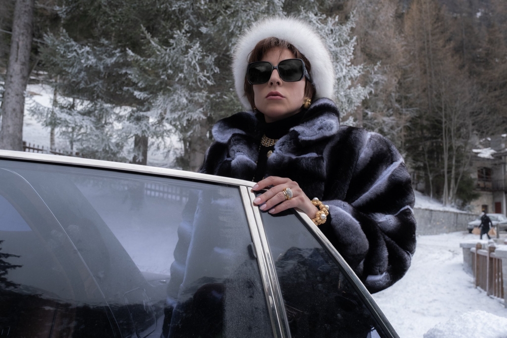 Patrizia Reggiani(Lady Gaga飾)於1997年被捕,翌年被控買兇謀殺前夫罪名成立,判入獄29年,冷血行徑被外媒稱她為「黑寡婦」(Black Widow)。