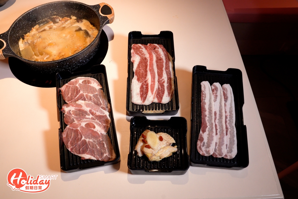 午市特選套餐任食4款肉,包括牛五花、西班牙白豚肉、美國豚花及花雕酒雞件。