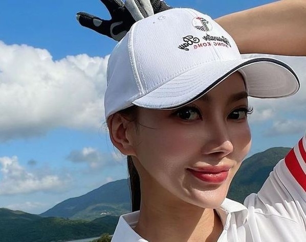 張利華不時分享自拍美照