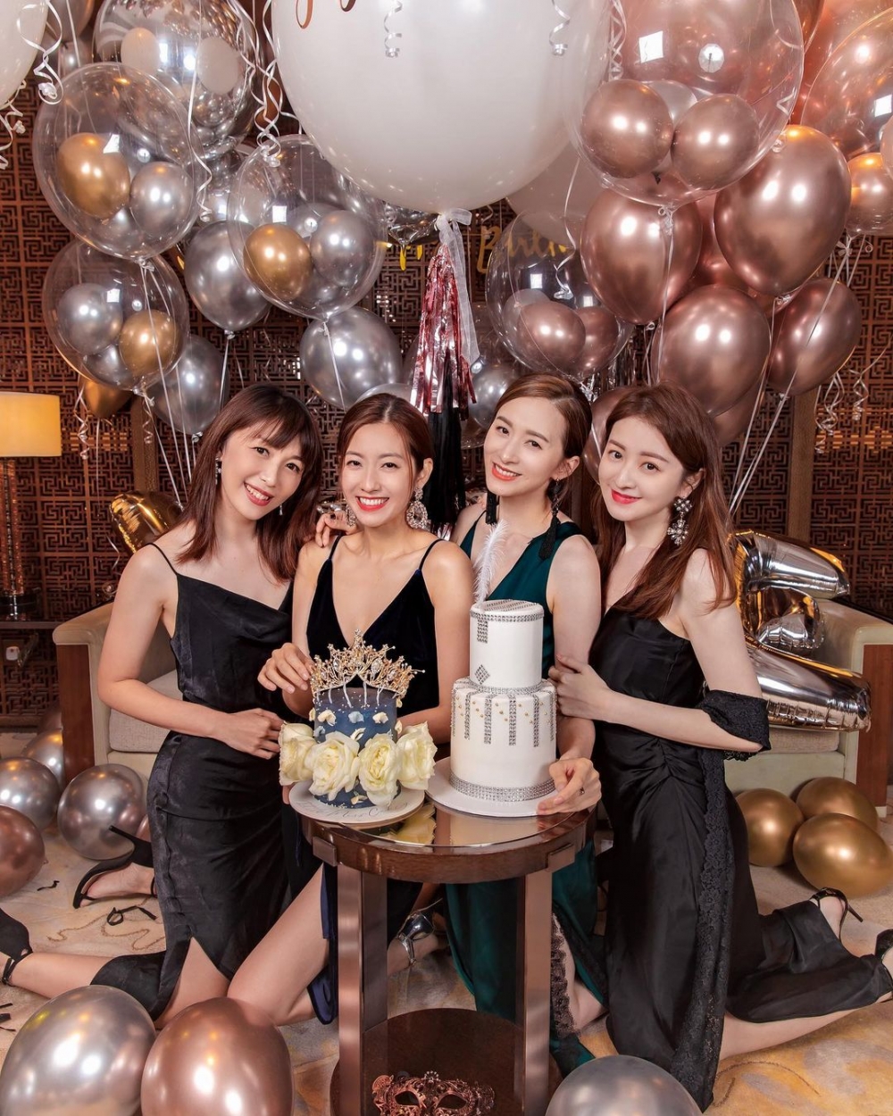 徐淑敏同沈卓盈都係圈中嘅靚女，近年兩人越嚟越有「姊妹相」，喺合照中更加明顯。