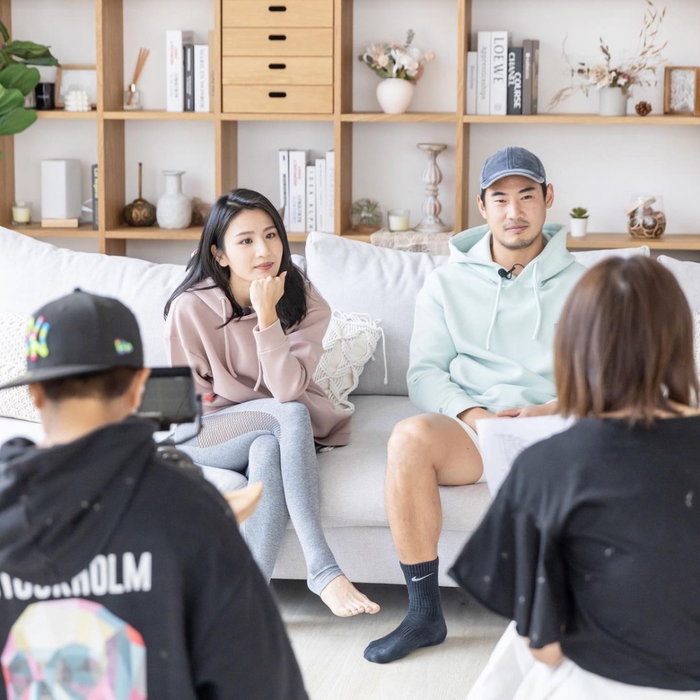 Coffee林芊妤同老公一齊拍片做訪問