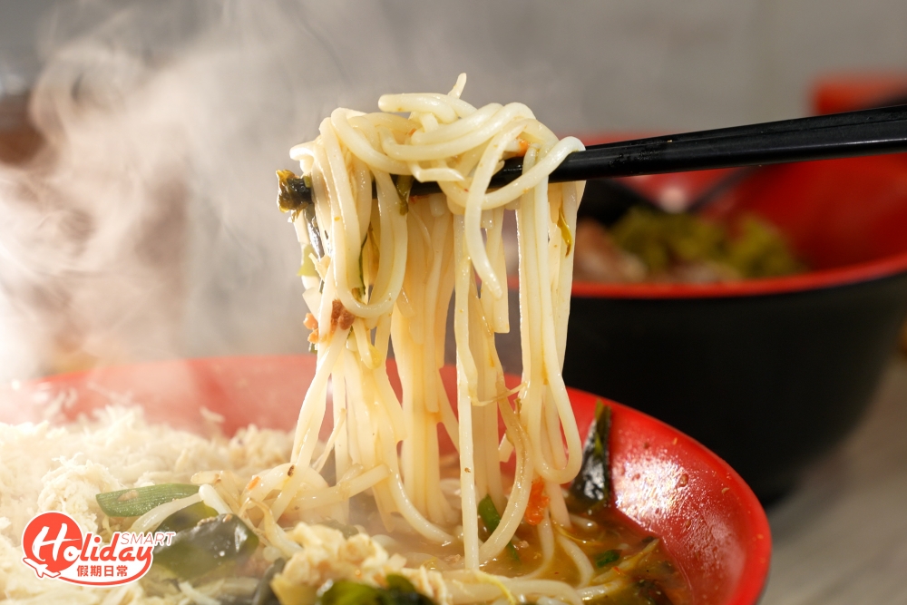 麻辣小鍋米線配有辣肉碎、酸菜、韮菜和芽菜,米線即叫即煮,上檯時熱辣辣。