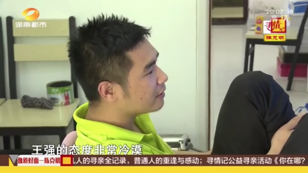 節目組同李霞上王強屋企時,王強表現非常冷淡
