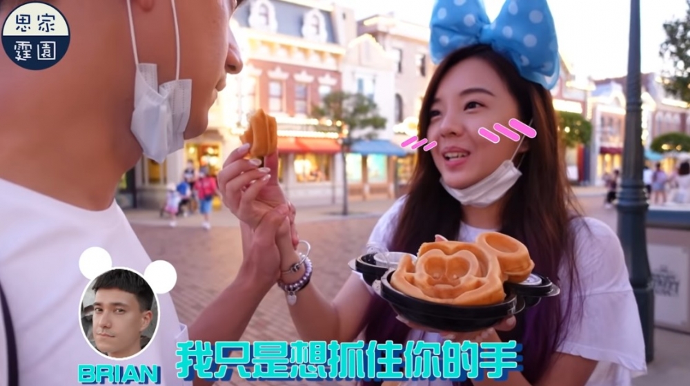 女友本身想買飲品打卡,不過最終被港男一下子拉走咗!