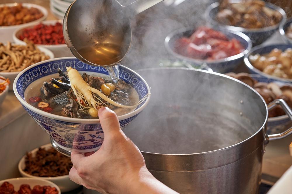 「秋日滋補自助餐」鮮蔘杞子紅棗竹絲雞湯配麵食。