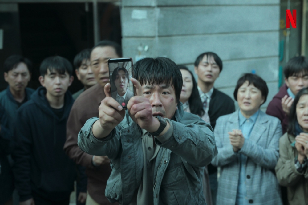 《地獄公使》故事講述人們在毫無預警情況下,會收到「天使」(地獄使者)傳來的死亡通知。而在收到通知後,身邊便會開始出現各種異象,人們無論如何都無法阻擋,只能隨著命定的死亡時間被帶往地獄審判。這些超自然現象令平凡的世界在一夕之間陷入無法控製的混亂…