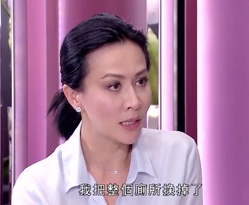 解釋稱自己對洗手間嘅要求好高，因為佢會留好長時間喺洗手間入面，所以一定要好乾淨先得。