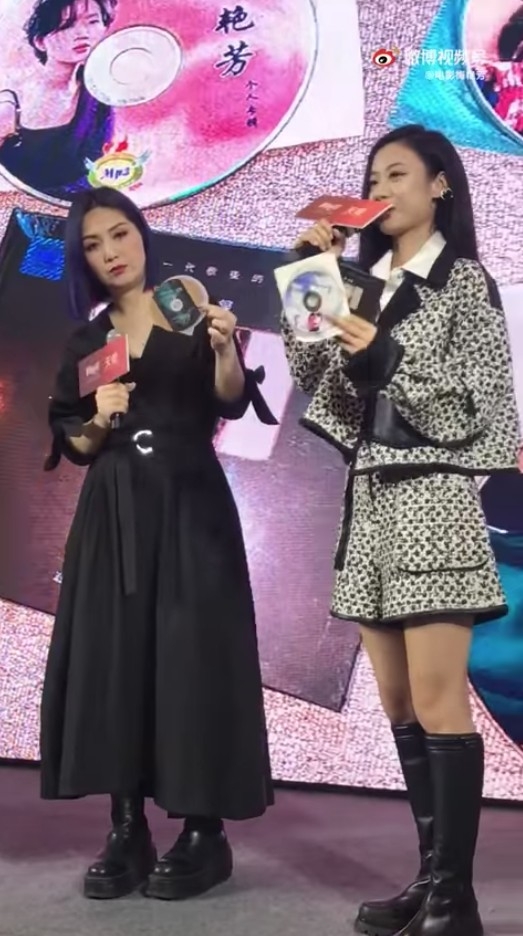 企喺伍珂玥旁邊嘅楊千嬅就接過佢手上嘅梅姐唱片,一開始千嬅表示:「很有歲月痕跡!」,不過睇睇下千嬅表情越嚟越尷尬