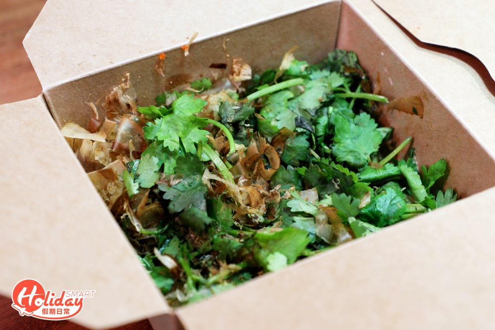 店舖重推期間限定芫荽口味,每份章魚燒先淋上自家製芫荽醬,再在表面鋪上大量芫荽,每日限量推出,各位芫荽控必試!