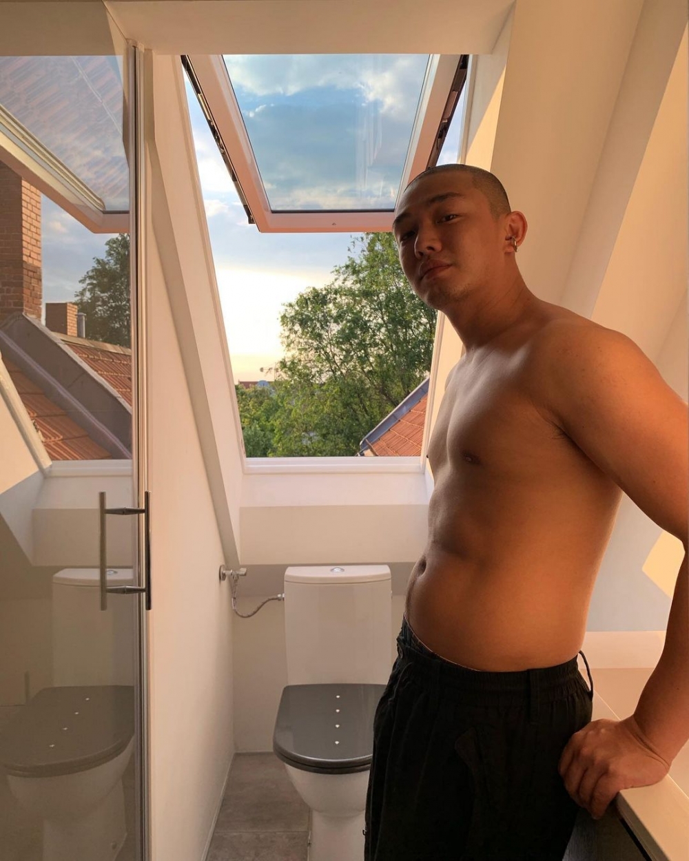 為了更貼近電影《收屍人》中生活在社會底層的自卑男子,劉亞仁特別增胖15公斤。