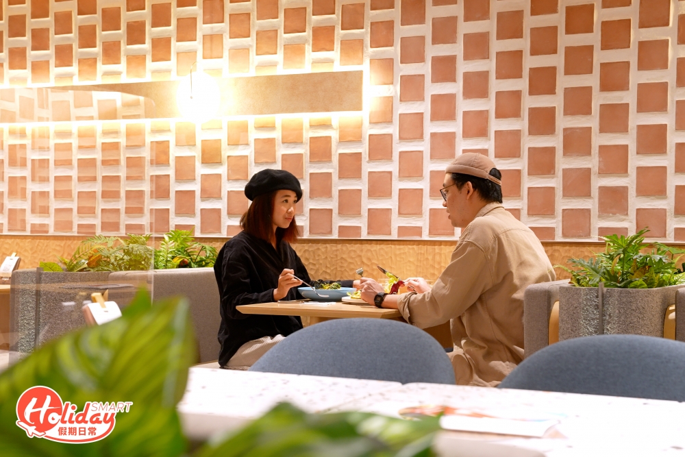 新店大改文青路線，以紅磚牆設計，充滿異國風情。