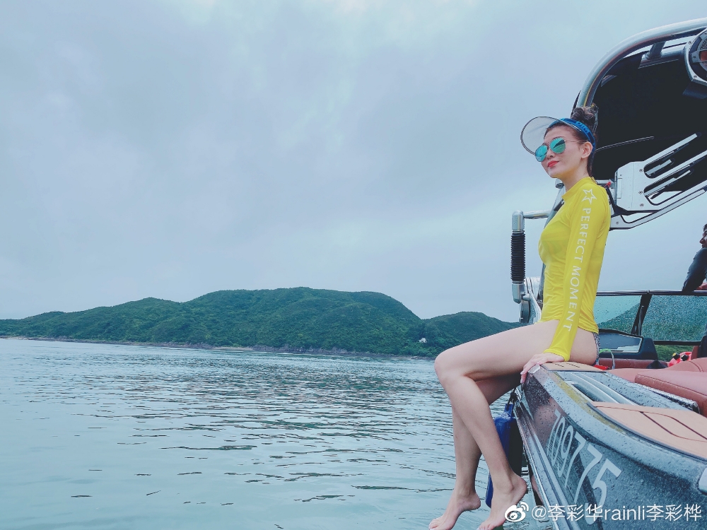 李彩華現時非常享受單身嘅生活,經常都喺微博大晒出海遊玩嘅照片!
