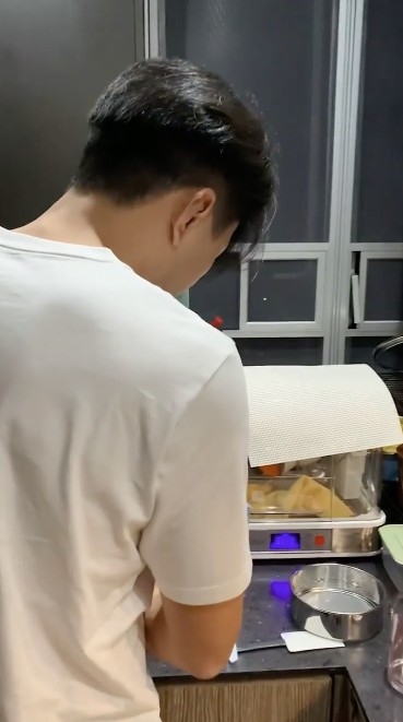 早前袁偉豪喺家中沖咖啡拉花同整綠茶心太軟