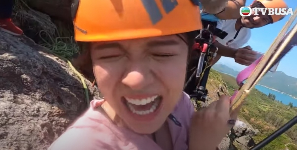 江嘉敏亦有出演《野外步出1》，挑戰懸崖飛索時忍唔住爆喊！