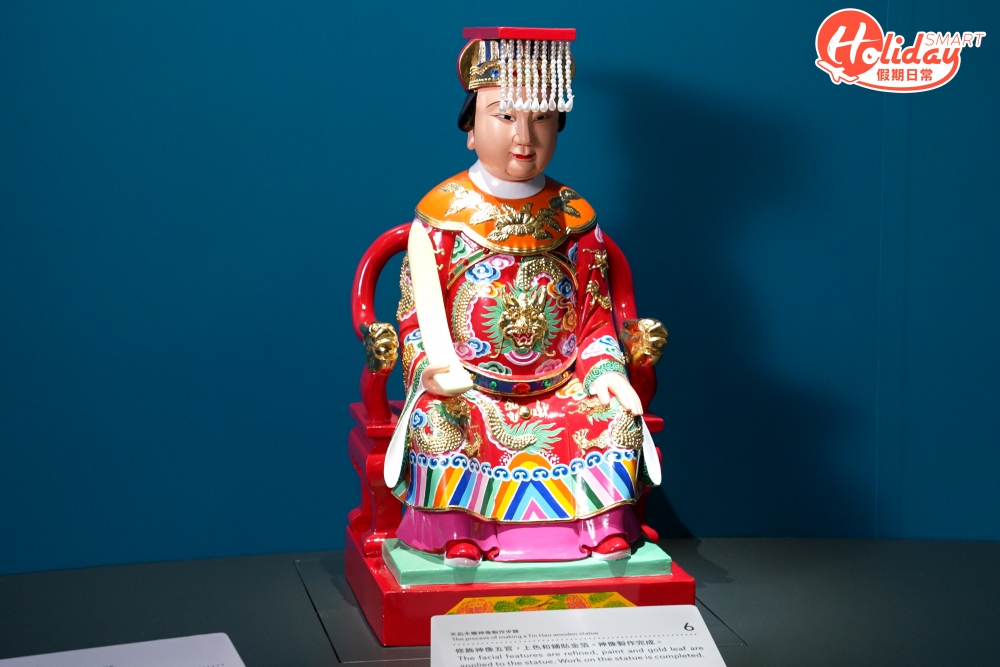 神像雕刻過程相當繁複，由切割木材、雕身、雕花到上色等，約有十個步驟。