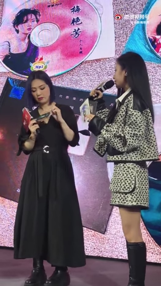 楊千嬅不停細看手上嘅CD