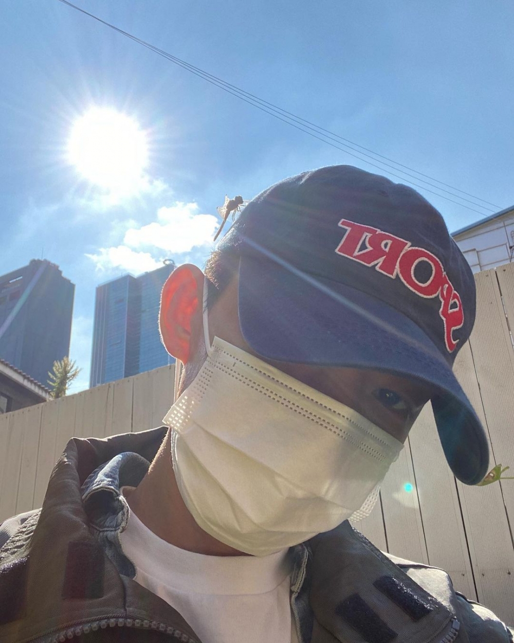 性格直爽又充滿正義感的劉亞仁,一向對政治等事件敢於表態與發言。