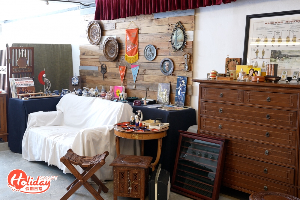 位於九龍灣工廈的古董店The Boring Shop,一間充滿文藝氣息的店舖,難免在充斥貨倉的工廈中顯得格格不入,甫入店舖便好像進入了另一領域。