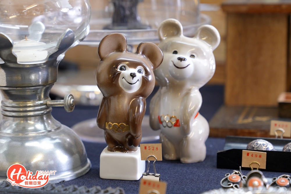 每個角落都擺放了各式各樣的古董舊物，周圍播放著古典音樂，陽光穿透入店舖，完全忘記自己原來置身於工廈。