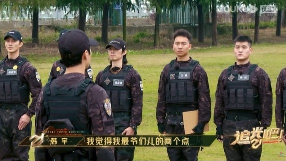 節目出現參賽者穿軍訓訓練環節