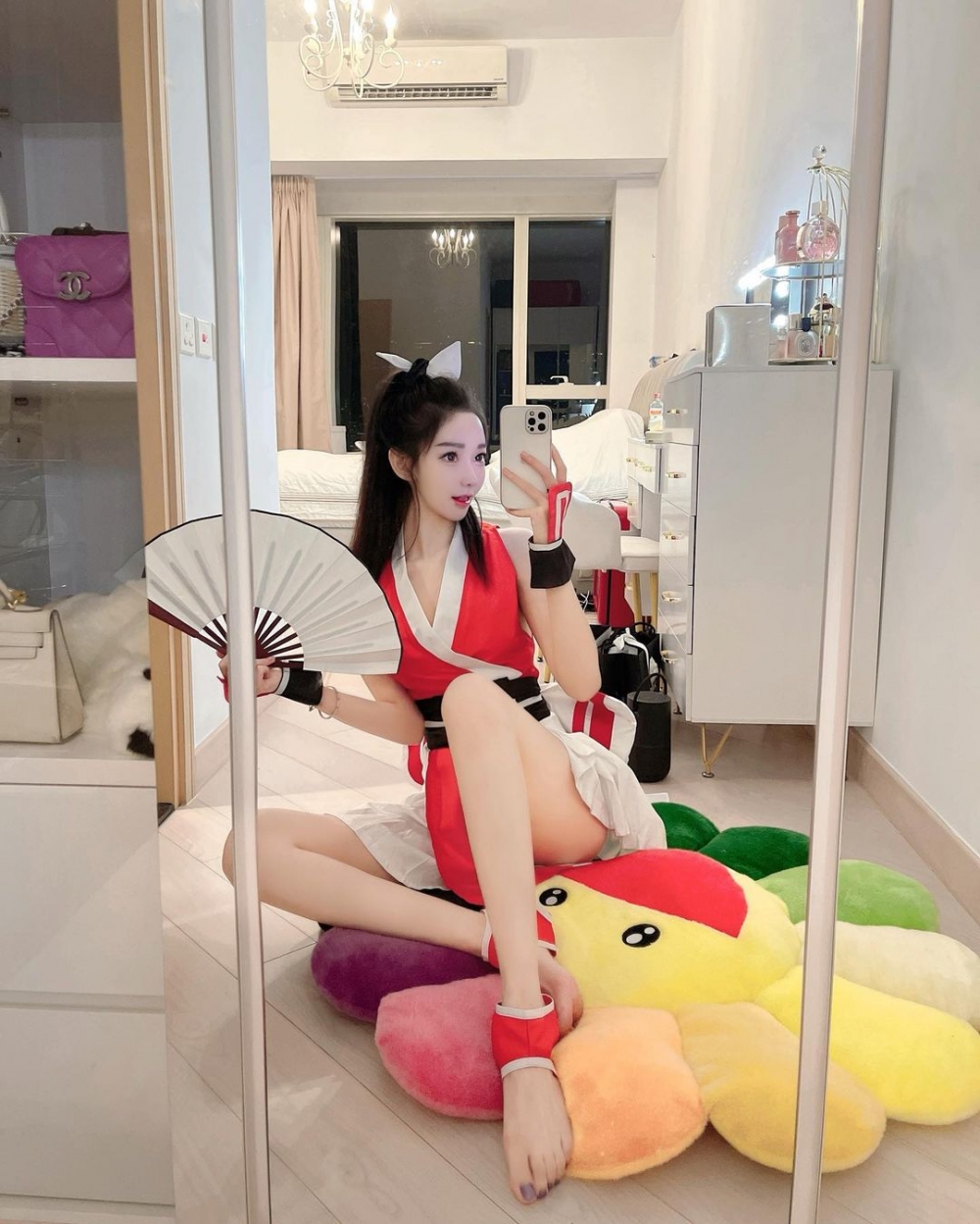 Cammi自拍照嘅左邊可見其展櫃有不少名牌手袋收藏