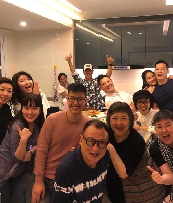 許昭雄嘅開放式廚房可以同時容納多位朋友!
