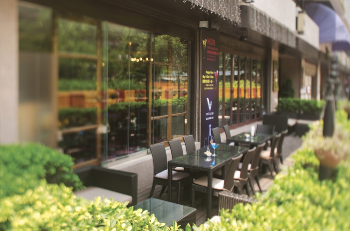 V bar & lounge特設露天茶座,好適合同三五知己暢飲歡聚!