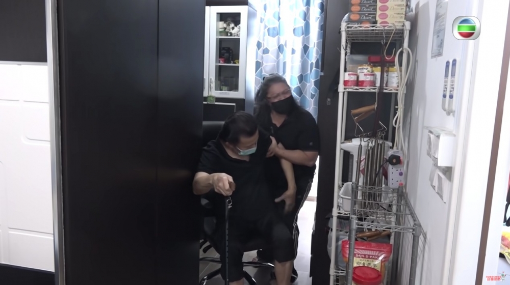 葉經理憶述佢都唔知發生咩事,佢14號傍晚感不適,佢老婆同返佢講佢當時突然昏迷,老婆見狀即call救護車