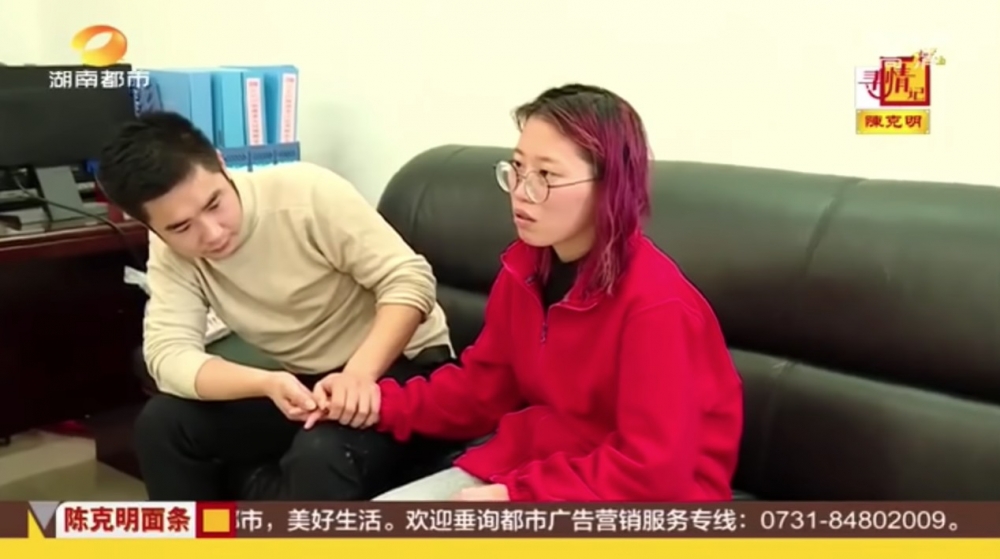 王強眼泛淚光,拖住老婆隻手稱會好好養家,希望老婆日後信任佢,唔再亂諗嘢。