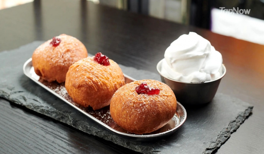 Dough boy 包含配上夾心覆盆子果醬和奶油嘅Oreo甜甜圈