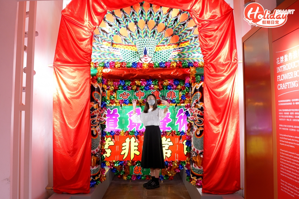 花牌上所有裝飾都係人手製作，色彩鮮艷。第一次咁近距離見到大花牌，梗係要selfie啦！