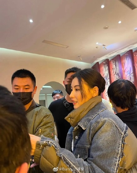 柏芝有耐性地為粉絲簽名