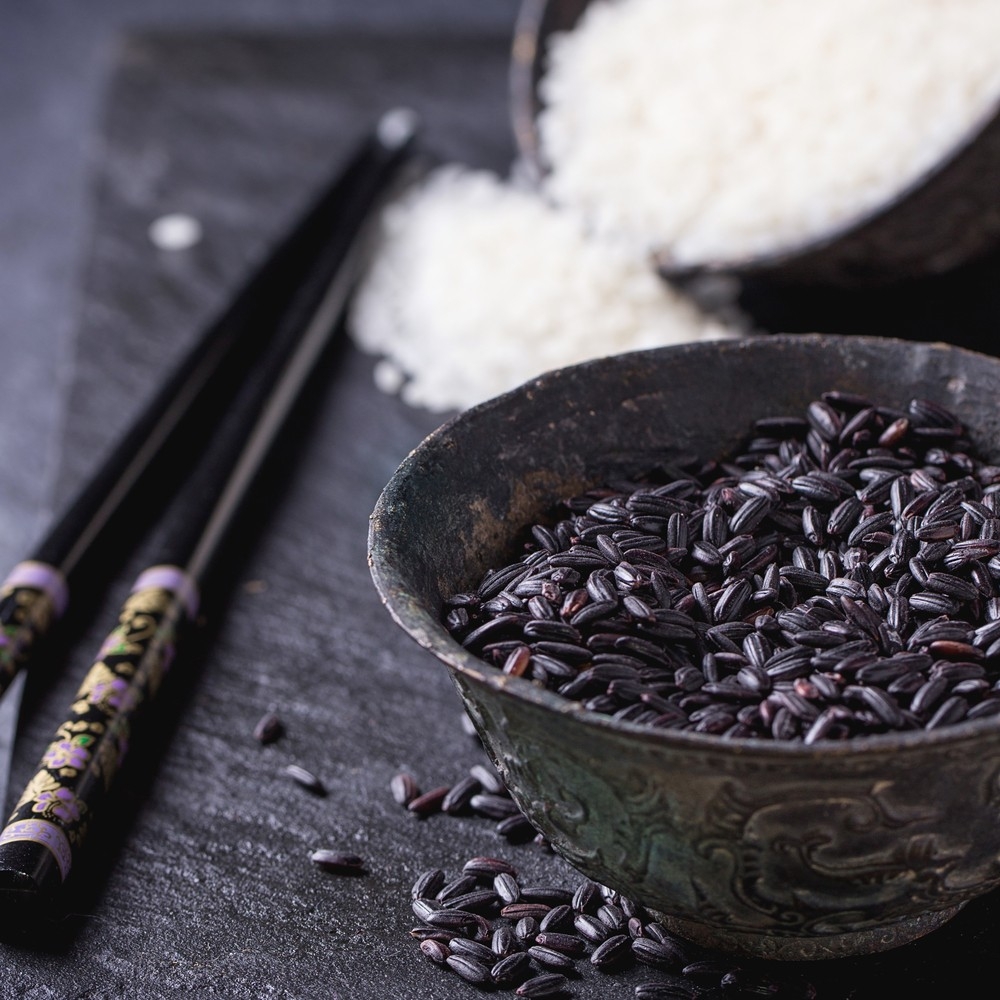 冬季保暖養腎食物推薦 |紫米富含膳食纖維與多種營養素，滋陰補腎、健脾暖肝、補中益氣、治療神經衰弱及預防缺鐵性貧血及疲勞等功效。 