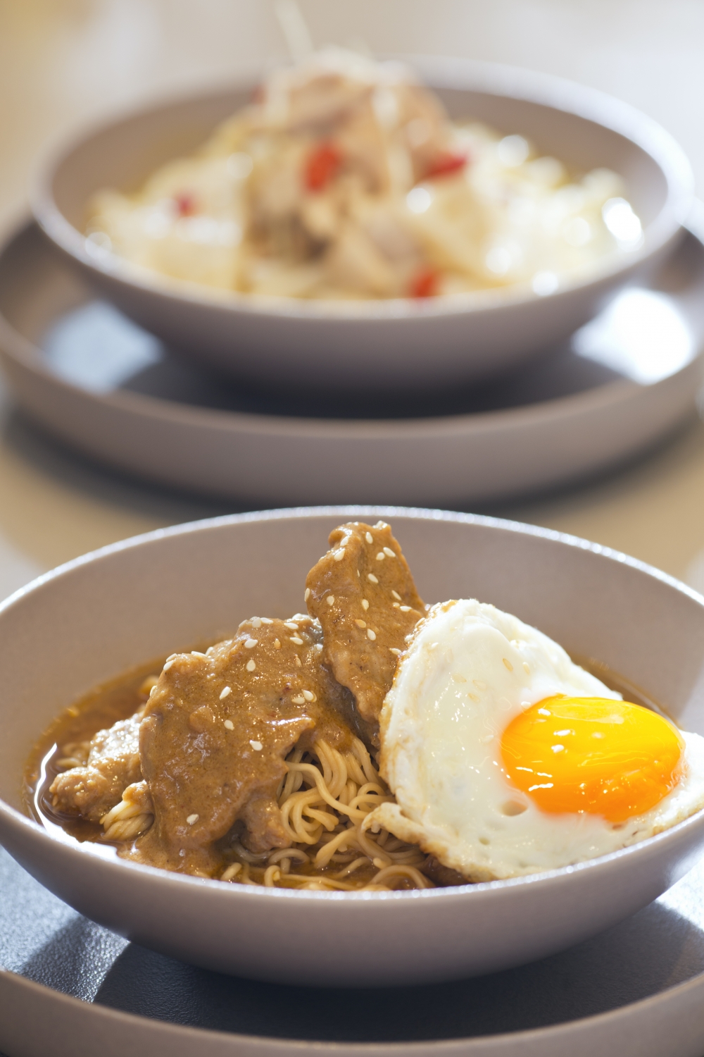 沙嗲牛肉麵選用牛冧肉,醬汁則混合三款沙嗲製成,夠真材實料,而且有人落單才會即場炒起,香氣不時充斥餐廳,相當誘人。