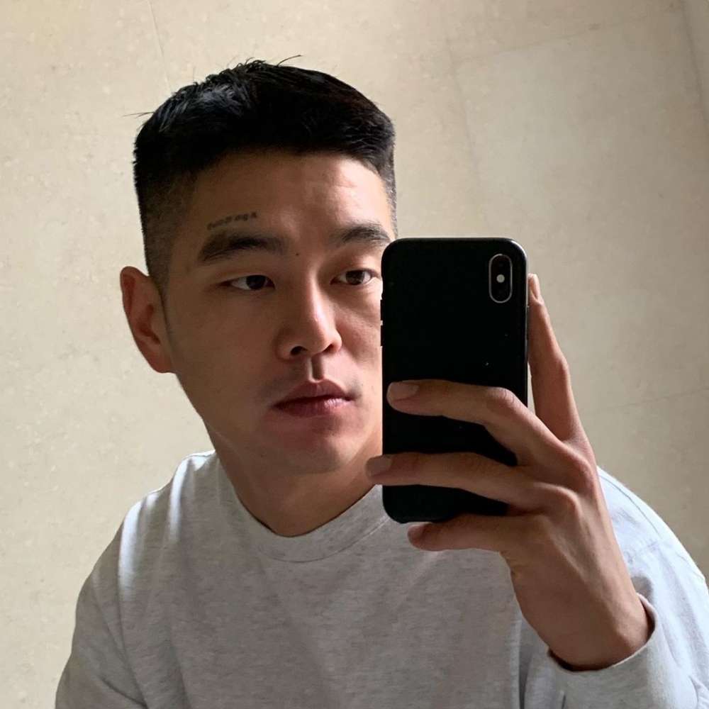 劉亞仁與雕刻藝術家崔河那近期經常在IG公開彼此的照片~