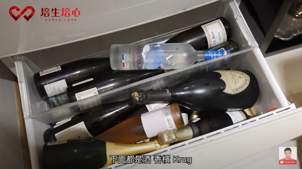 溝女用嘅雪糕櫃下方放有好多香檳、‘紅白酒’