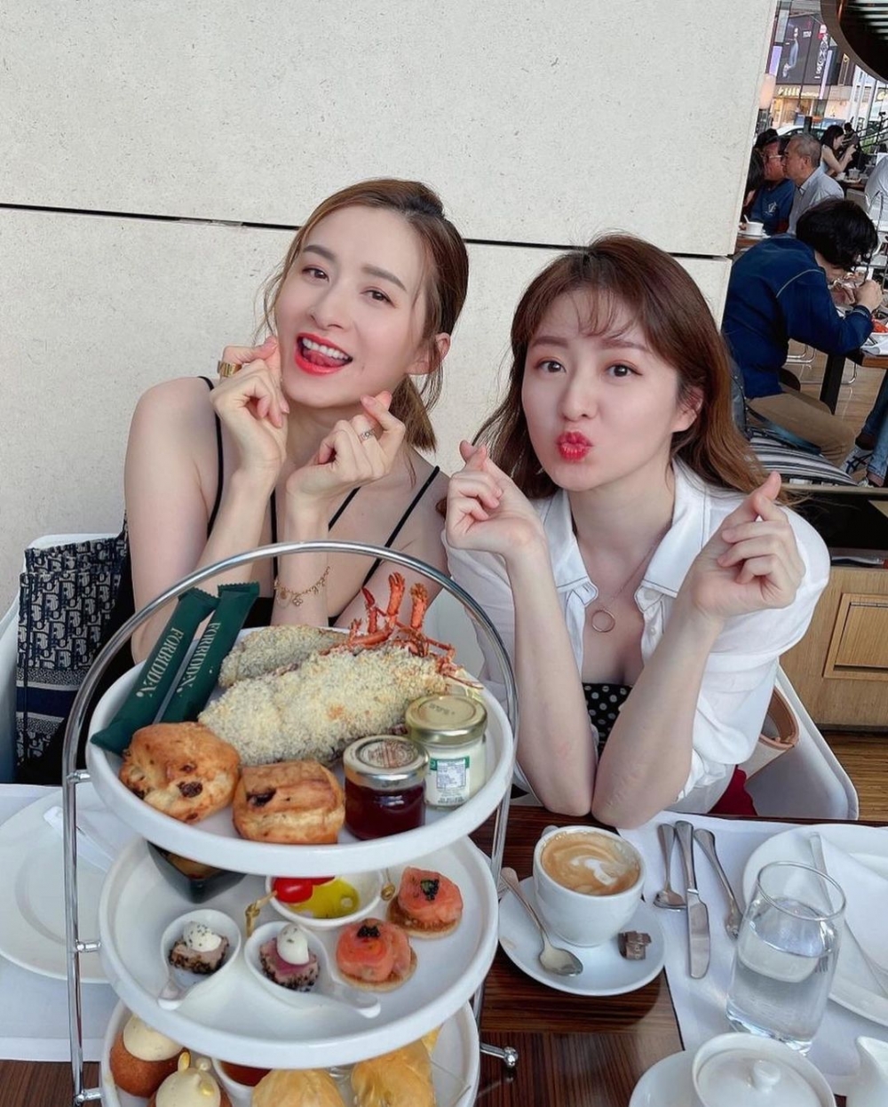 沈卓盈、徐淑敏與好姊妹相處越耐，面容亦越嚟越似！