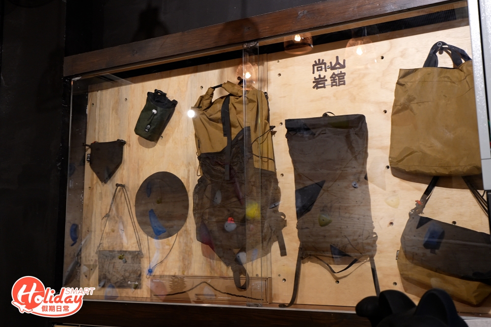 下層亦有設有玻璃櫃,發售一系列岩館自家品牌產品,各位攀岩友經過要留意下!